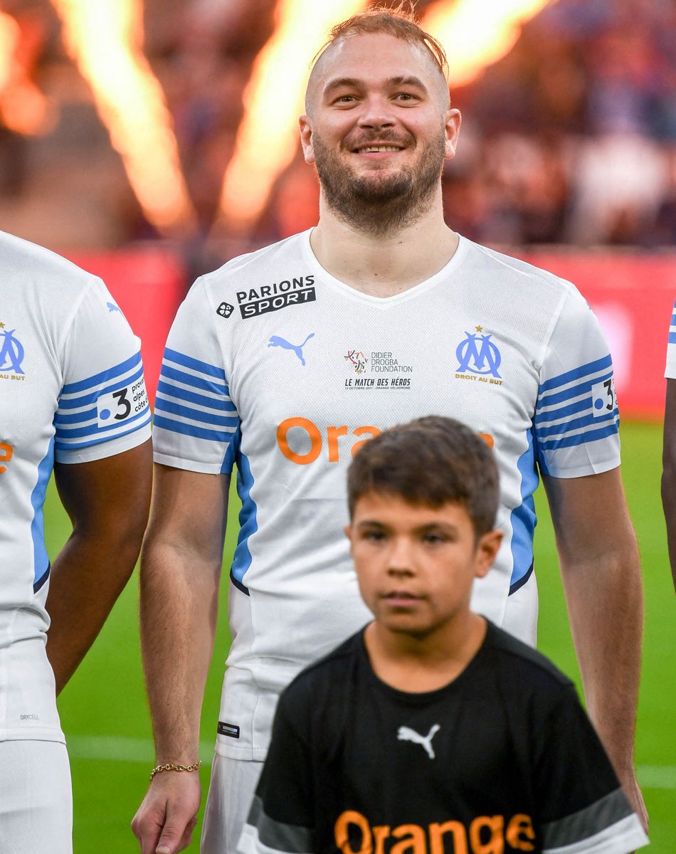 Le rappeur Jul - Match des héros entre l'équipe OM Legends et l'équipe UNICEF au stade Orange Velodrome à Marseille le 13 octobre 2021. Soutenu par la Fondation D. Drogba, Orange et l'Olympique de Marseille, l'Unicef a organisé cette rencontre afin de financer un projet d'accès à l'éducation en Côte d'Ivoire. La Team OM de légende s'impose 7-4 au stade Vélodrome face à la Team Unicef. © Jean-René Santin/Bestimage