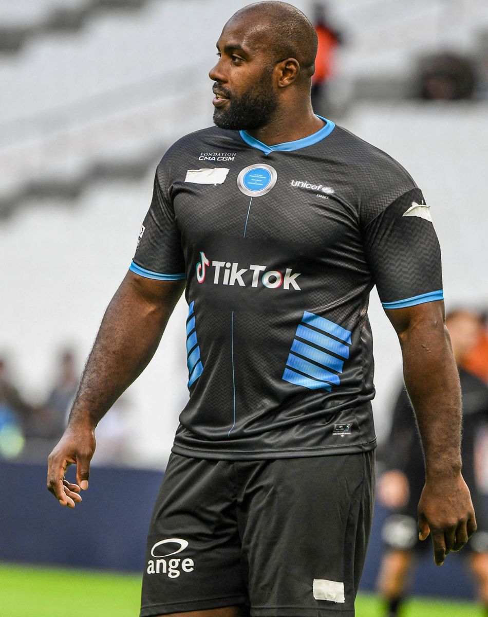 Teddy Riner - Match des héros entre l'équipe OM Legends et l'équipe UNICEF au stade Orange Velodrome à Marseille le 13 octobre 2021. Soutenu par la Fondation D. Drogba, Orange et l'Olympique de Marseille, l'Unicef a organisé cette rencontre afin de financer un projet d'accès à l'éducation en Côte d'Ivoire. La Team OM de légende s'impose 7-4 au stade Vélodrome face à la Team Unicef. © Jean-René Santin/Bestimage Jean-René Santin
