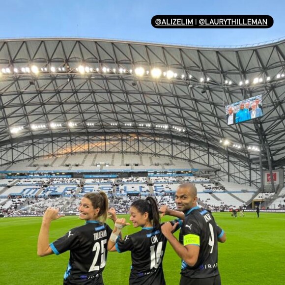 Tony Parker, Alizé Lim et Laury Thilleman pendant le "Match des Héros", au Stade Vélodrome.