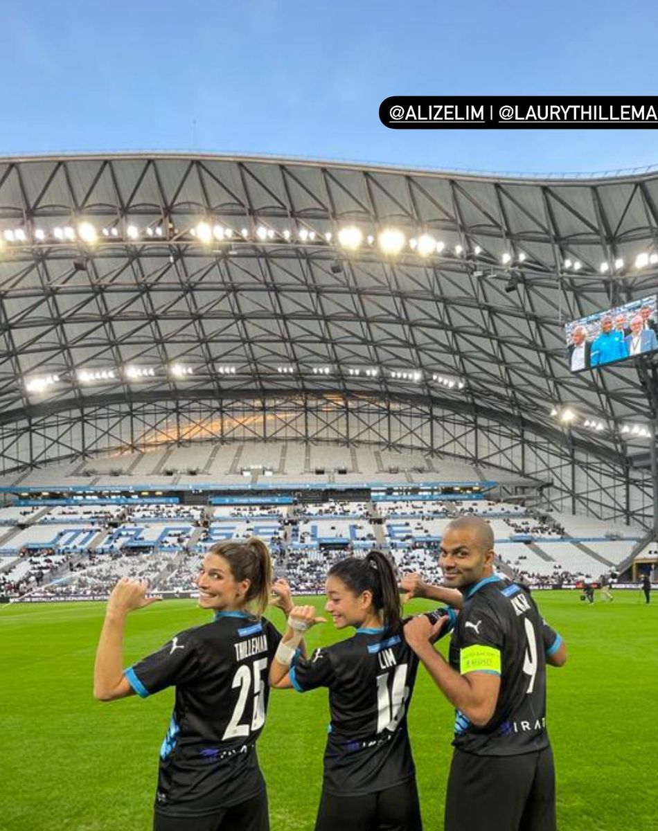 Tony Parker, Alizé Lim et Laury Thilleman pendant le "Match des Héros", au Stade Vélodrome.
