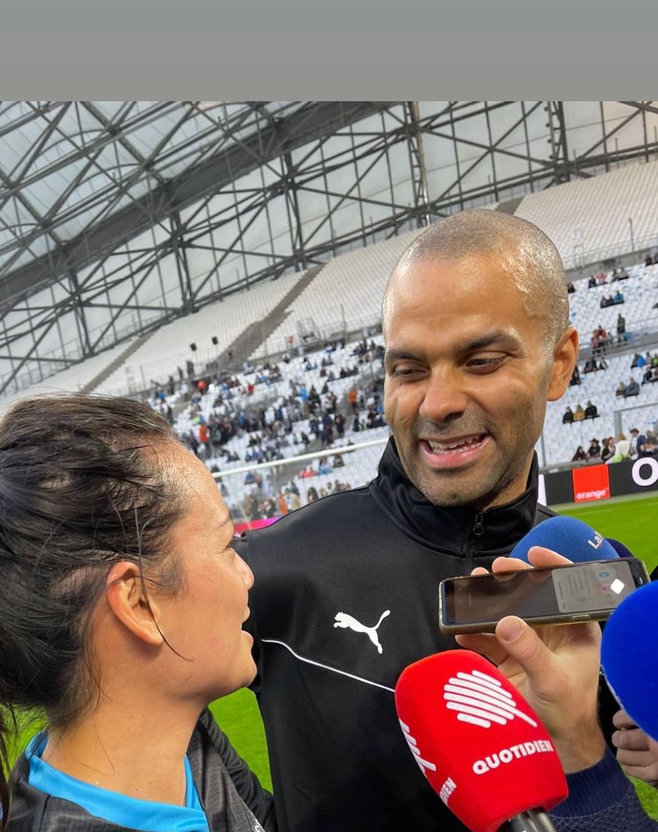 Tony Parker et Alizé Lim pendant le "Match des Héros", au Stade Vélodrome.