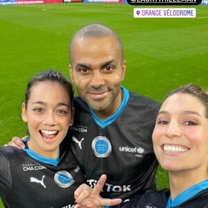 Tony Parker, Alizé Lim et Laury Thilleman pendant le "Match des Héros", au Stade Vélodrome.