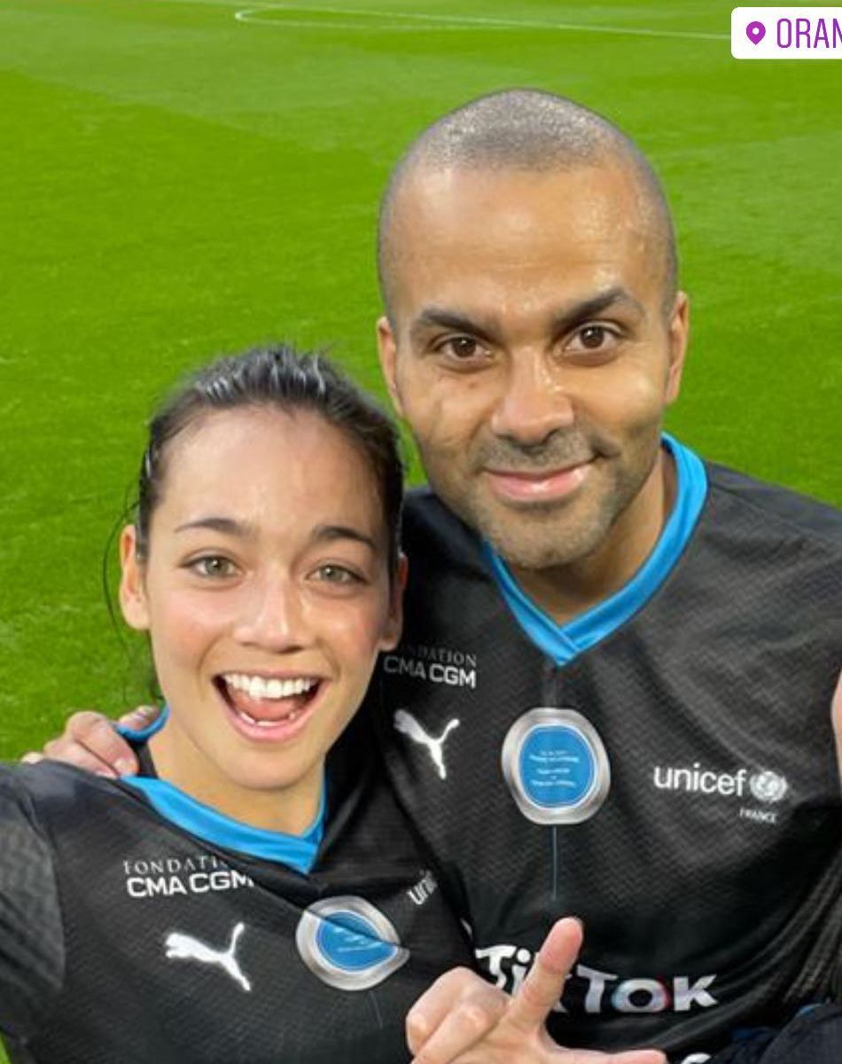 Tony Parker, Alizé Lim et Laury Thilleman pendant le "Match des Héros", au Stade Vélodrome.