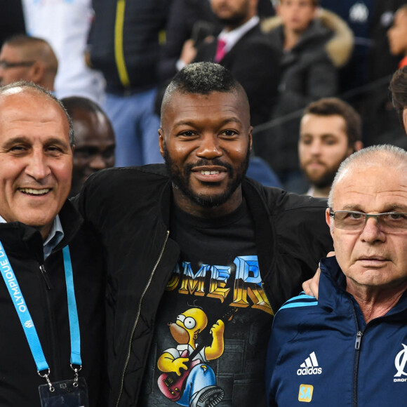 Robert Mazaretian, Djibril Cissé, guest et Lorik Cana - Célébrités assistent au clasico, match de ligue 1 entre Paris Saint-Germain (PSG) et l'Olympique de Marseille (OM) au stade Vélodrome à Marseille, France, le 22 octobre 2017. L'OM et le PSG ont fait match nul 2-2. © Lionel Urman/Bestimage