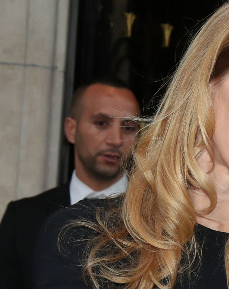 Exclusif - Steffi Graf et son mari A. Agassi sortent de l'hôtel George V à Paris, le 2 juin 2018.