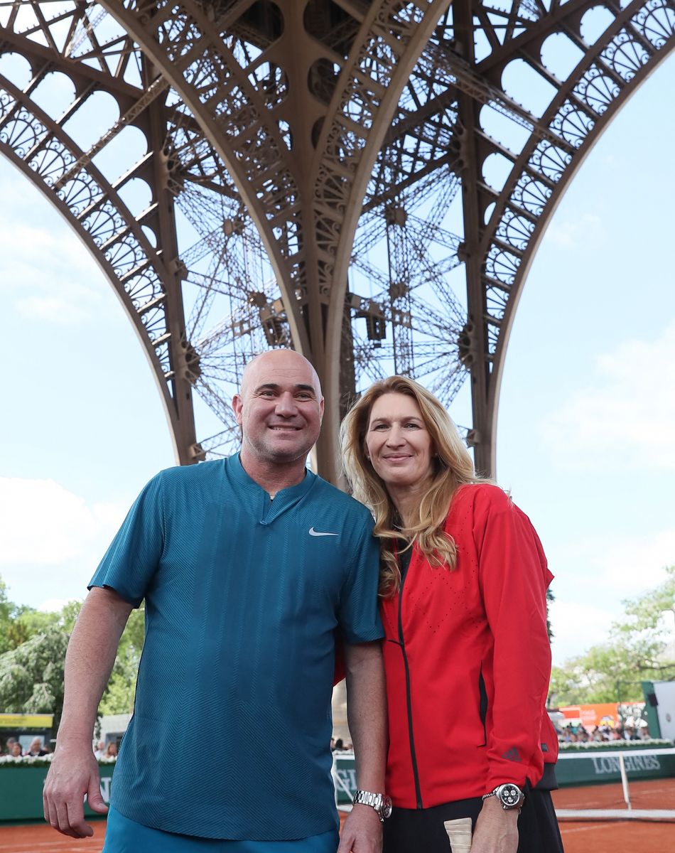 Steffi Graf et son mari André Agassi - Tournoi des "Longines Future Tennis Aces" sur le court en terre battue installé sous la Tour Eiffel dans le cadre de l'opération "Roland-Garros dans la Ville" à Paris, le 2 juin 2018. S. Graf et A. Agassi ont disputé un match avec les vainqueurs de cette compétition. © Jacovides/Moreau/Bestimage