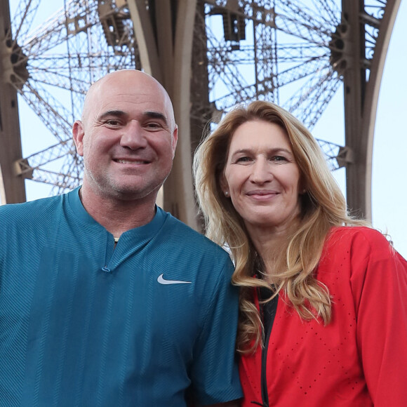 Steffi Graf et son mari André Agassi - Tournoi des "Longines Future Tennis Aces" sur le court en terre battue installé sous la Tour Eiffel. © Jacovides/Moreau/Bestimage
