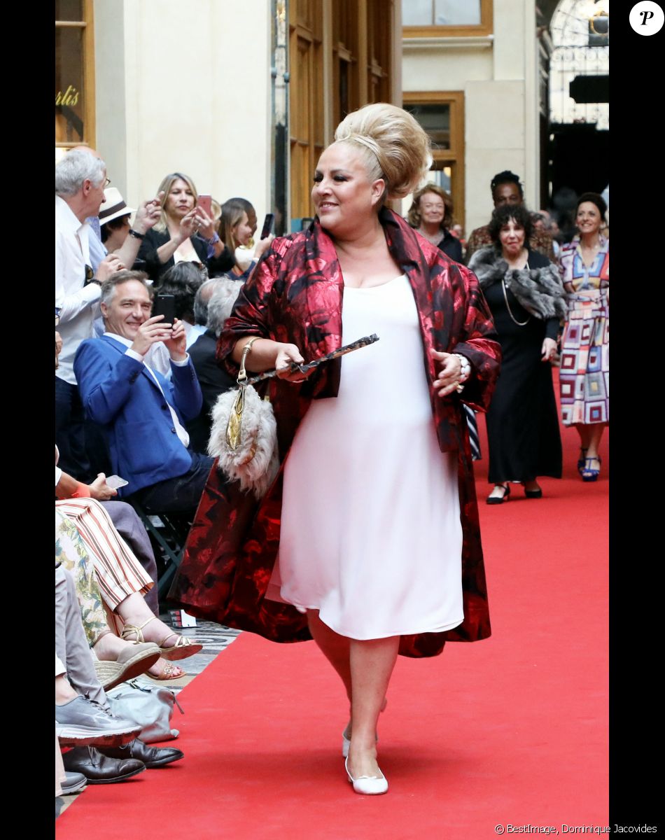 Marianne James - Défilé "Over Fifty... et alors !" à la galerie Vivienne à Paris le 17 Juin 2019. C'est sous les ors de la galerie Vivienne que la styliste Nathalie Garçon, initiatrice de l'association "Over fifty...et alors", a organisé un défilé de mode afin de faire évoluer la visibilité et le regard porté sur les femmes de plus de cinquante ans. © Dominique Jacovides/Bestimage