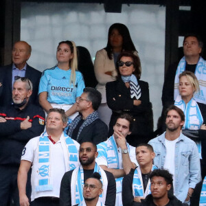 Renaud Muselier, Sophie Tapie, Dominique Tapie, Olivier Mazerolle, Laurent Tapie, Jean-Mathieu Marinetti, Nathalie Michaux-Tapie, Marie-Laure Tapie et les joueurs marseillais de cette saison - Cérémonie d'hommage à Bernard Tapie au stade Vélodrome à Marseille, France, le 7 octobre 2021. © Jacovides-Santini/Bestimage 