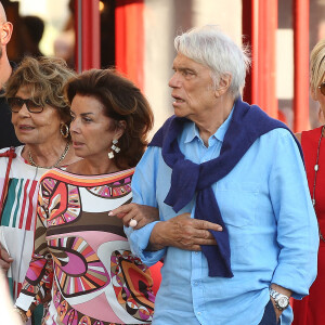 Bernard Tapie et sa femme Dominique violentés chez eux lors d'un cambriolage - Bernard Tapie et sa femme Dominique sont allés diner au restaurant "Le Girelier" à Saint-Tropez. Le 15 juillet 2020 