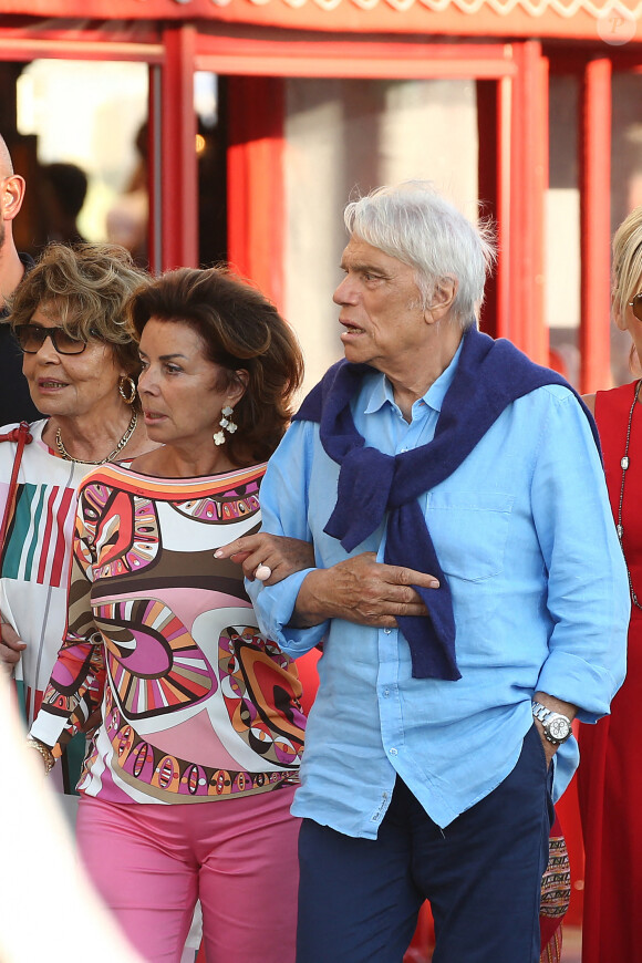 Bernard Tapie et sa femme Dominique violentés chez eux lors d'un cambriolage - Bernard Tapie et sa femme Dominique sont allés diner au restaurant "Le Girelier" à Saint-Tropez. Le 15 juillet 2020 