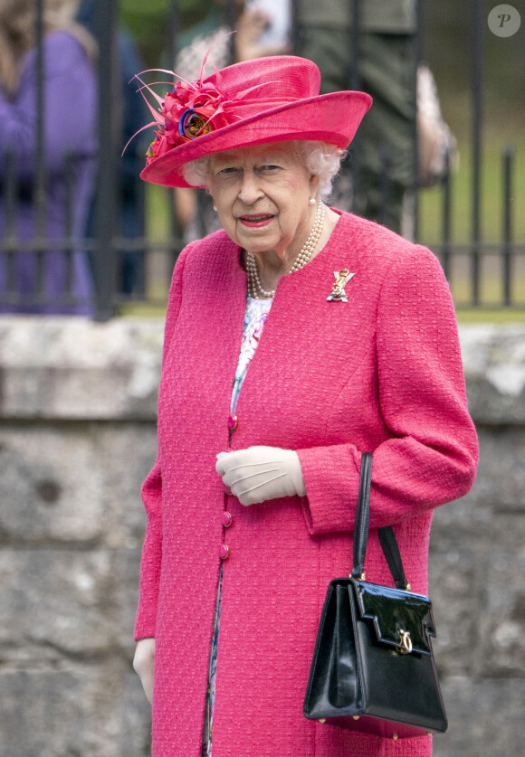 La reine Elisabeth II d'Angleterre lors d'une inspection des troupes de Balaklava Company, 5ème Bataillon du Régiment Royal d'Écosse à Balmoral, Royaume Uni, le 9 août 2021. 