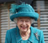 La reine Elisabeth II d'Angleterre visite le plateau de tournage de la série "Coronation Street" à Manchester. 