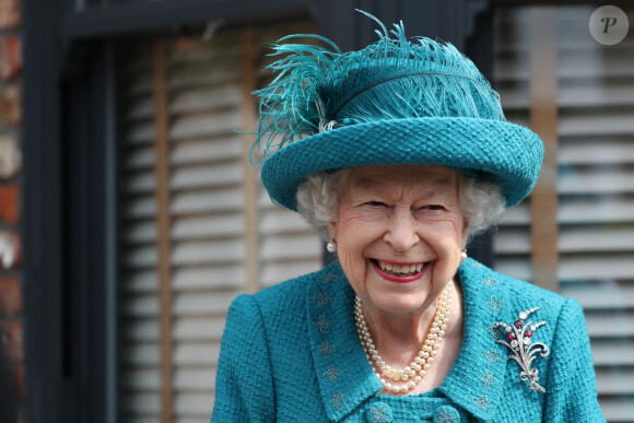 La reine Elisabeth II d'Angleterre visite le plateau de tournage de la série "Coronation Street" à Manchester. 