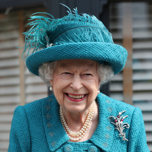 La reine Elisabeth II d'Angleterre visite le plateau de tournage de la série "Coronation Street" à Manchester. 