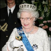 Elizabeth II "buveuse invétérée" ? Les médecins lui interdisent l'alcool