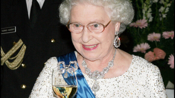 Elizabeth II "buveuse invétérée" ? Les médecins lui interdisent l'alcool
