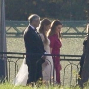 Bill et Melinda Gates entourent leur fille Jennifer lors de son mariage avec N.Nassar dans le ranch familial à North Salem, le 16 octobre 2021. L'événement serait estimé à un coût de deux millions de dollars. 