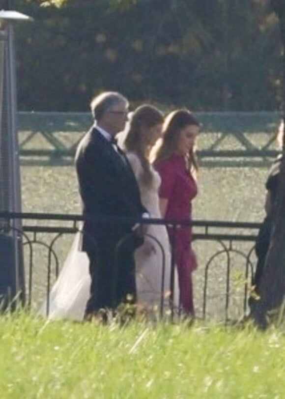 Bill et Melinda Gates entourent leur fille Jennifer lors de son mariage avec N.Nassar dans le ranch familial à North Salem, le 16 octobre 2021. L'événement serait estimé à un coût de deux millions de dollars. 
