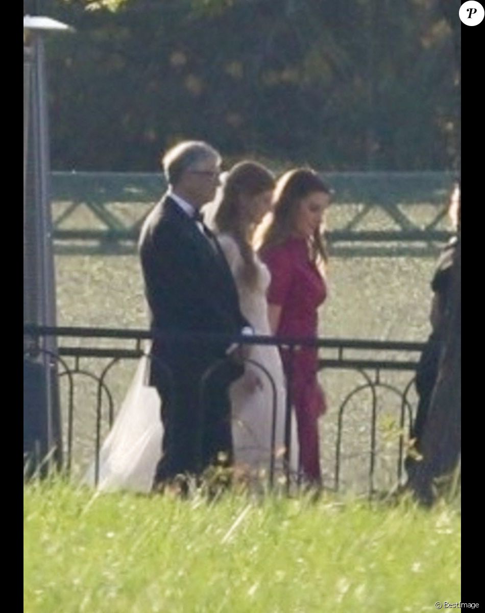 Bill et Melinda Gates entourent leur fille Jennifer lors de son mariage avec N.Nassar dans le ranch familial à North Salem, le 16 octobre 2021. L'événement serait estimé à un coût de deux millions de dollars.