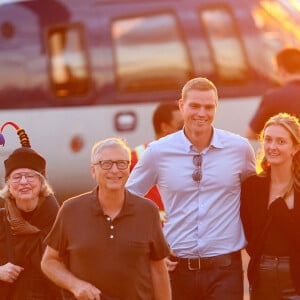 Bill Gates et sa famille arrivent à l'héliport de New York avant le mariage de sa fille Jennifer le 14 octobre 2021. 