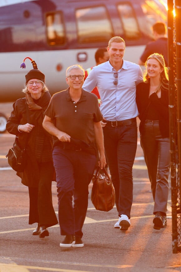Bill Gates et sa famille arrivent à l'héliport de New York avant le mariage de sa fille Jennifer le 14 octobre 2021. 