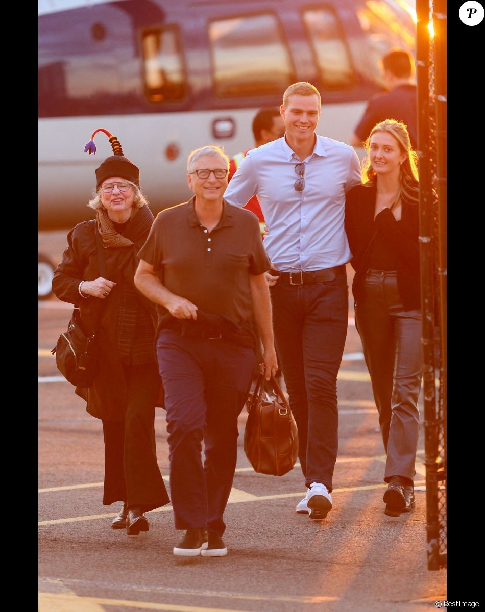 Bill Gates et sa famille arrivent à l'héliport de New York avant le mariage de sa fille Jennifer le 14 octobre 2021.