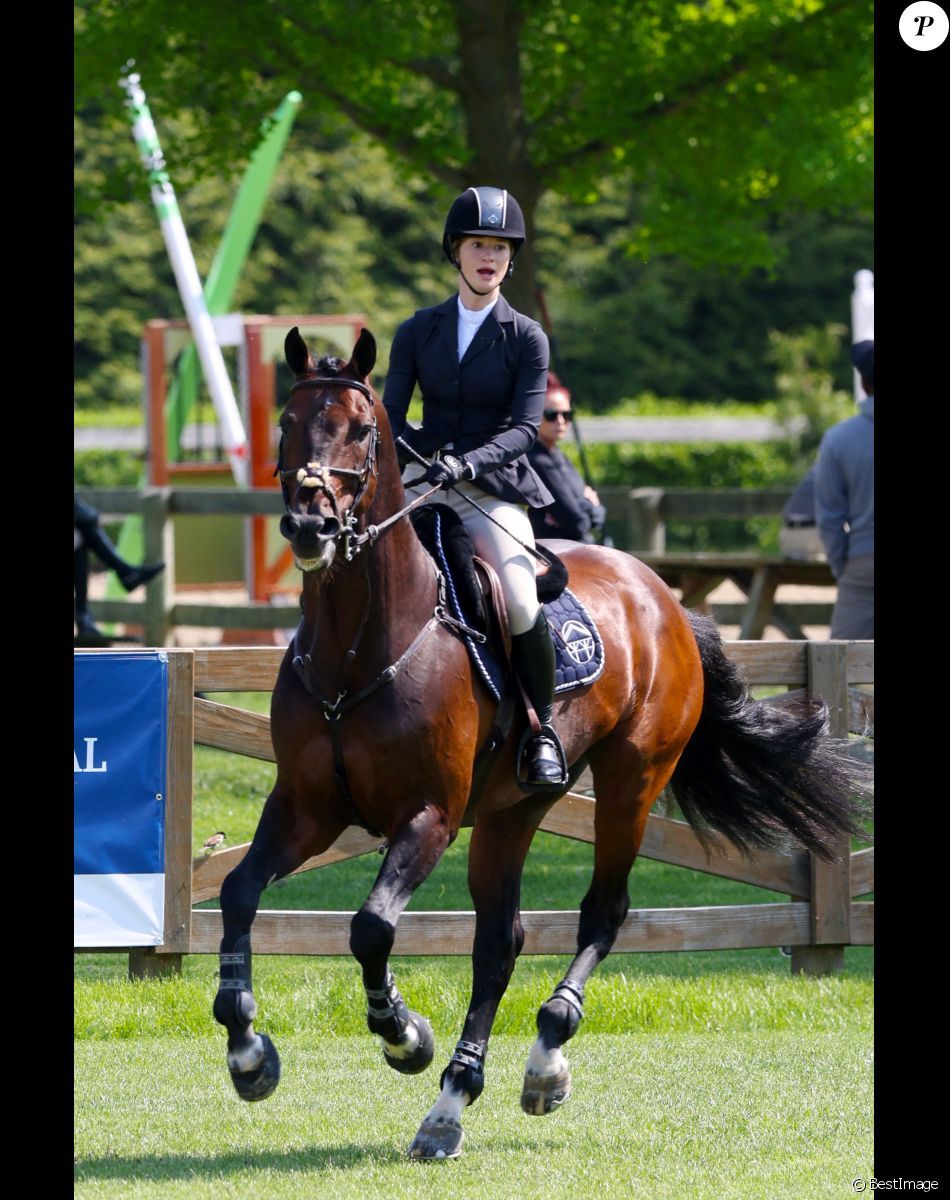 Jennifer Gates participe à un jumping à New York le 20 mai 2021. La fille de B.Gates et M. Gates a participé à deux sessions de jumping, remportant la deuxième place du premier et la troisième place lors de sa prochaine course à la ferme Old Salem.