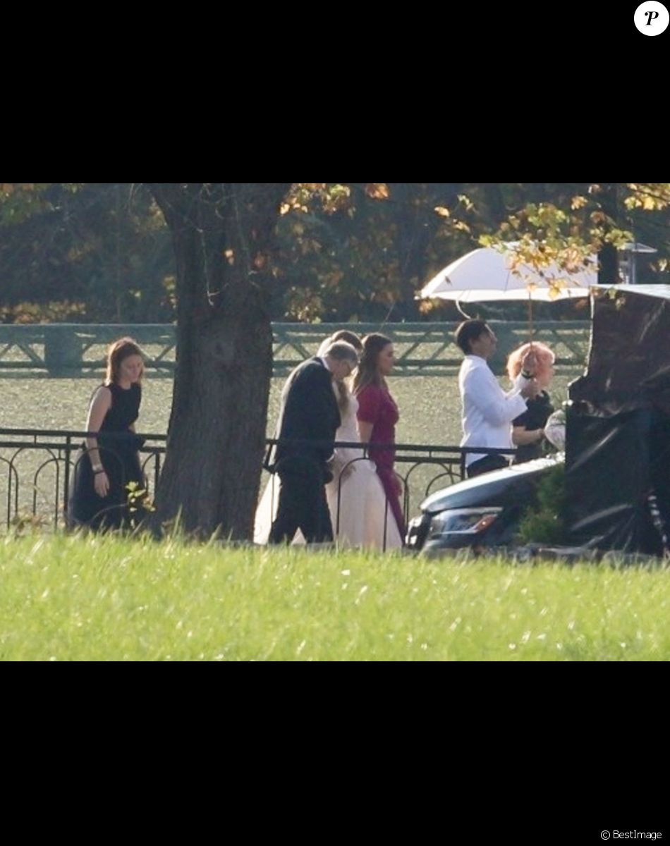 Bill et Melinda Gates entourent leur fille Jennifer lors de son mariage avec N.Nassar dans le ranch familial à North Salem, le 16 octobre 2021.