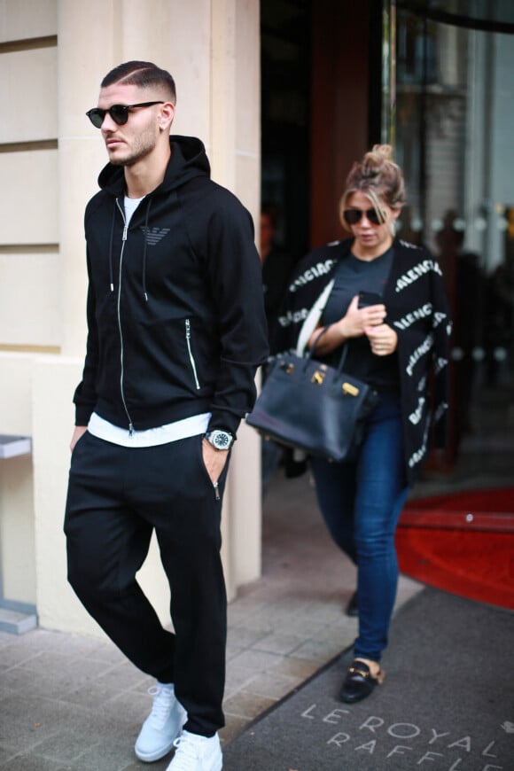 Mauro Icardi et sa femme Wanda Nara à la sortie de l'hôtel Royal Monceau à Paris pendant la fashion week.