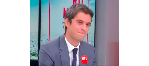 Gabriel Attal écoutant la chronique de Philippe Caverivière sur RTL durant la matinale et changeant d'attitude lorsqu'on se moque de Benjamin Griveaux - 19 octobre 2021