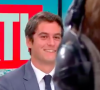 Gabriel Attal écoutant la chronique de Philippe Caverivière sur RTL durant la matinale et s'amusant de ses plaisanteries - 19 octobre 2021