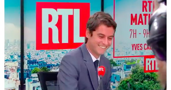Gabriel Attal écoutant la chronique de Philippe Caverivière sur RTL durant la matinale et s'amusant de ses plaisanteries - 19 octobre 2021