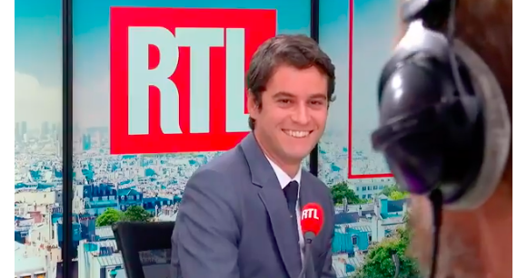 Gabriel Attal écoutant la chronique de Philippe Caverivière sur RTL durant la matinale et s'amusant de ses plaisanteries