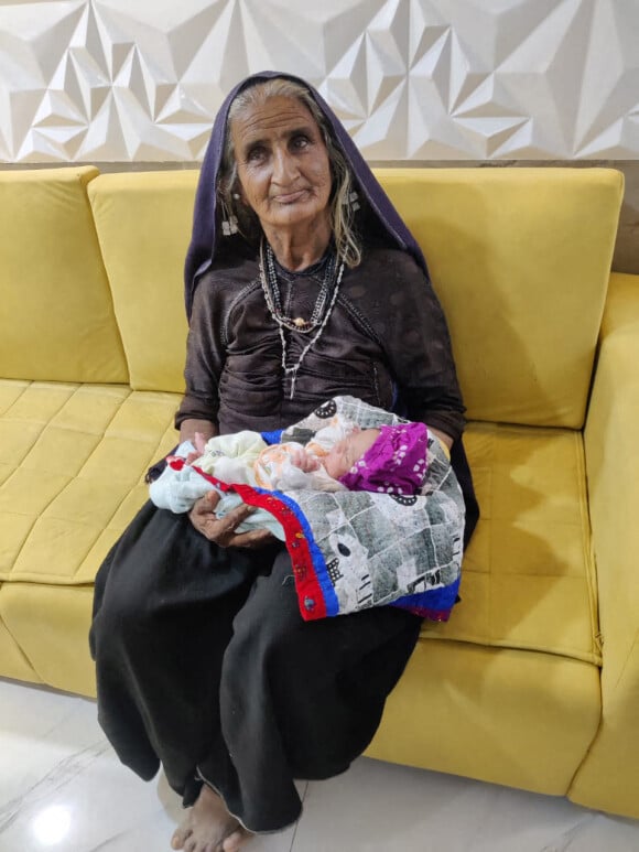 Jivunben Rabari a donné naissance à son premier enfant à 70 ans en Inde.