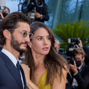 Pierre Niney et sa femme Natasha Andrews - Montée des marches du film "OSS 117 : Alerte rouge en Afrique Noire" lors du 74e Festival de Cannes. Le 17 juillet 2021. © Borde-Jacovides-Moreau / Bestimage