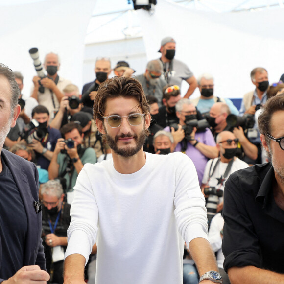 Jean Dujardin, Pierre Niney, Nicolas Bedos - Photocall du film "OSS 117 : Alerte Rouge En Afrique Noire" lors du 74e Festival de Cannes le 17 juillet 2021. © Borde / Jacovides / Moreau / Bestimage