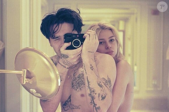 Brooklyn Beckham prend en photo sa fiancée Nicola Anne Peltz, toute nue.