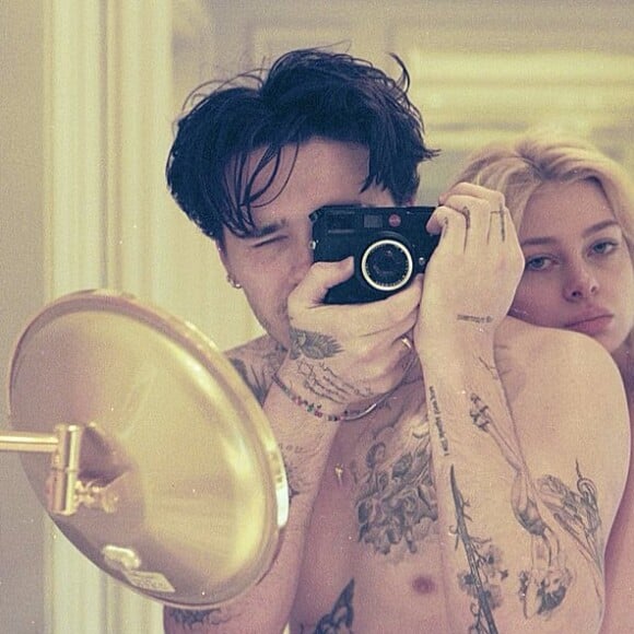 Brooklyn Beckham prend en photo sa fiancée Nicola Anne Peltz, toute nue.