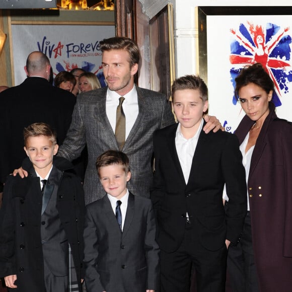 David Beckham, Victoria Beckham, et leurs enfants Cruz Beckham, Brooklyn Beckham, et Romeo Beckham - Tapis rouge de la comedie musicale "Viva Forever" à Londres en 2012.