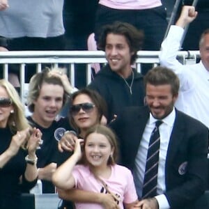 David, Victoria et Harper Beckham regardent les LA Galaxy contre l'Inter Miami (3-2) le 18 avril 2021. Dans la tribune officielle, personne ne porte de masque de protection contre le coronavirus (COVID-19).