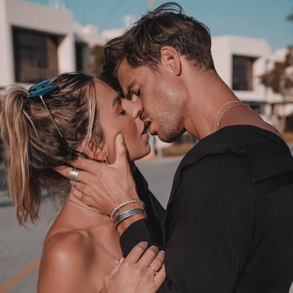 Hillary et son fiancé Giovanni s'embrassent sur Instagram le 11 septembre 2021.