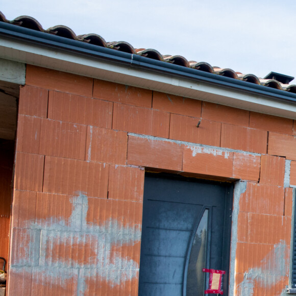 La maison en construction de Delphine Jubillar (Aussaguel) , disparue sans laisser de traces depuis le 16 décembre 2020 à Cagnac les Mines dans le Tarn. Un gendarme et une équipe du service des eaux ont mené des investigations pour chercher des traces dans le réseau raccordé à la maison. Le 7 janvier 2021  © Frédéric Maligne / Bestimage