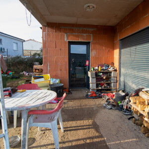 La maison en construction de Delphine Jubillar (Aussaguel) , disparue sans laisser de traces depuis le 16 décembre 2020 à Cagnac les Mines dans le Tarn. Un gendarme et une équipe du service des eaux ont mené des investigations pour chercher des traces dans le réseau raccordé à la maison. Le 7 janvier 2021  © Frédéric Maligne / Bestimage