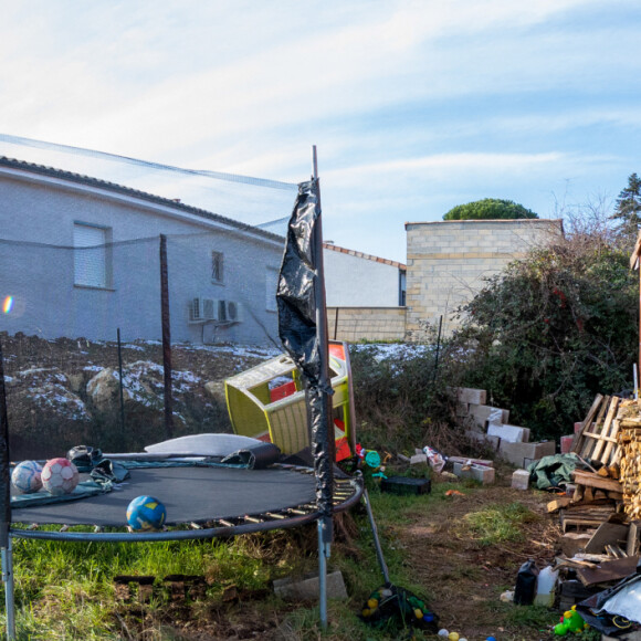 La maison en construction de Delphine Jubillar (Aussaguel) , disparue sans laisser de traces depuis le 16 décembre 2020 à Cagnac les Mines dans le Tarn. Un gendarme et une équipe du service des eaux ont mené des investigations pour chercher des traces dans le réseau raccordé à la maison. Le 7 janvier 2021  © Frédéric Maligne / Bestimage