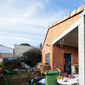 La maison en construction de Delphine Jubillar (Aussaguel) , disparue sans laisser de traces depuis le 16 décembre 2020 à Cagnac les Mines dans le Tarn. Un gendarme et une équipe du service des eaux ont mené des investigations pour chercher des traces dans le réseau raccordé à la maison. Le 7 janvier 2021  © Frédéric Maligne / Bestimage