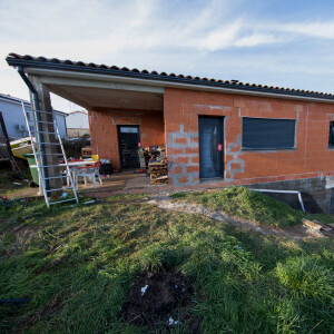 La maison en construction de Delphine Jubillar (Aussaguel) , disparue sans laisser de traces depuis le 16 décembre 2020 à Cagnac les Mines dans le Tarn. Un gendarme et une équipe du service des eaux ont mené des investigations pour chercher des traces dans le réseau raccordé à la maison. Le 7 janvier 2021  © Frédéric Maligne / Bestimage