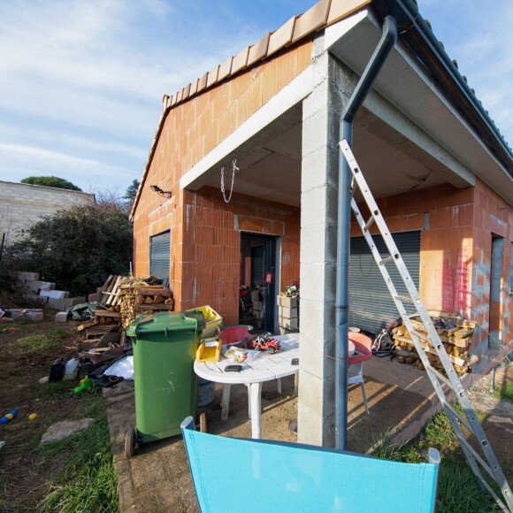 La maison en construction de Delphine Jubillar (Aussaguel) , disparue sans laisser de traces depuis le 16 décembre 2020 à Cagnac les Mines dans le Tarn. Un gendarme et une équipe du service des eaux ont mené des investigations pour chercher des traces dans le réseau raccordé à la maison. Le 7 janvier 2021  © Frédéric Maligne / Bestimage