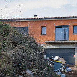 La maison en construction de Delphine Jubillar (Aussaguel) , disparue sans laisser de traces depuis le 16 décembre 2020 à Cagnac les Mines dans le Tarn. Un gendarme et une équipe du service des eaux ont mené des investigations pour chercher des traces dans le réseau raccordé à la maison. Le 7 janvier 2021  © Frédéric Maligne / Bestimage