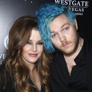 Lisa Marie Presley et son fils Benjamin Keough (petit fils d'Elvis Presley) à la première de The Elvis Experience à Las Vegas.